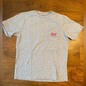 VINEYARD VINES girls T-shirt. Kids size L. Light grey with hot pink whale